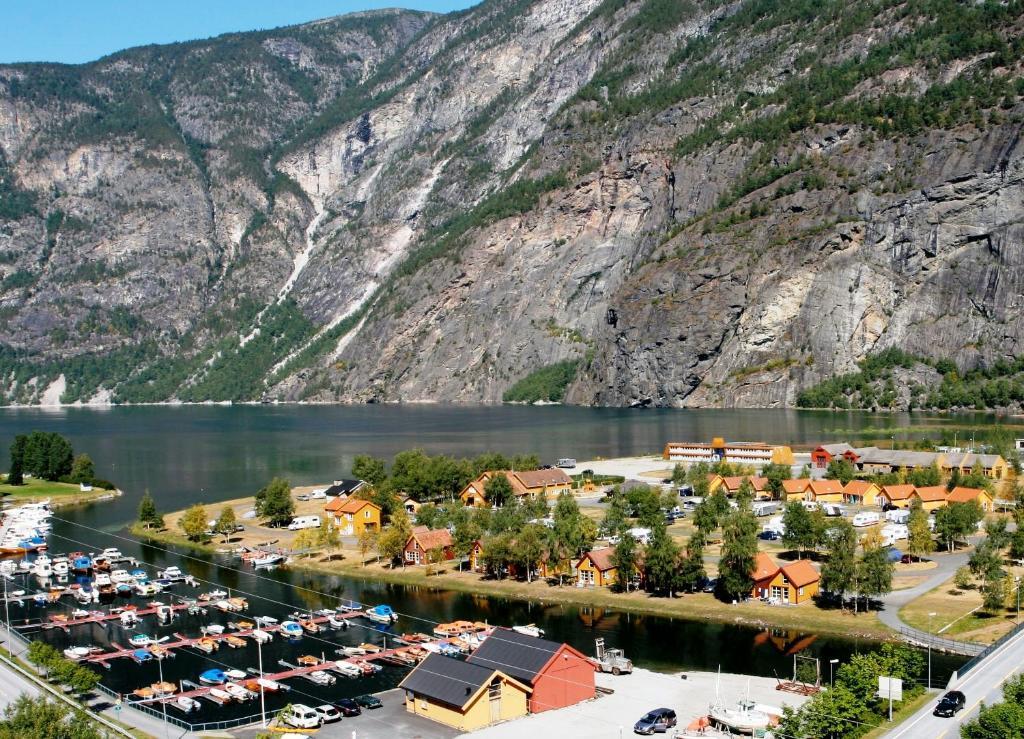来飞亚利芬日提妲挪度酒店 Lærdalsøyri 外观 照片